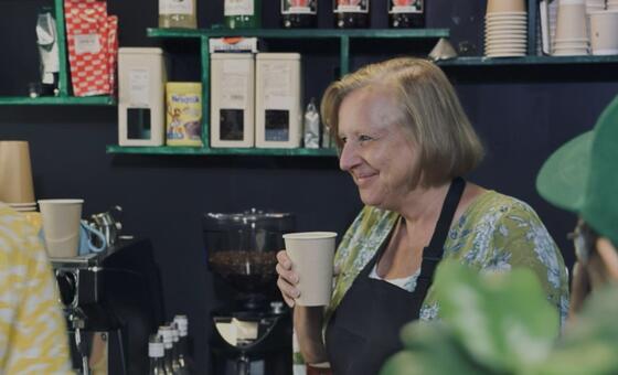 В кафе «Зеленая чашка» нет пластиковых стаканчиков или крышек, а посетители, которые приносят свои кружки, получают 15-процентную скидку.